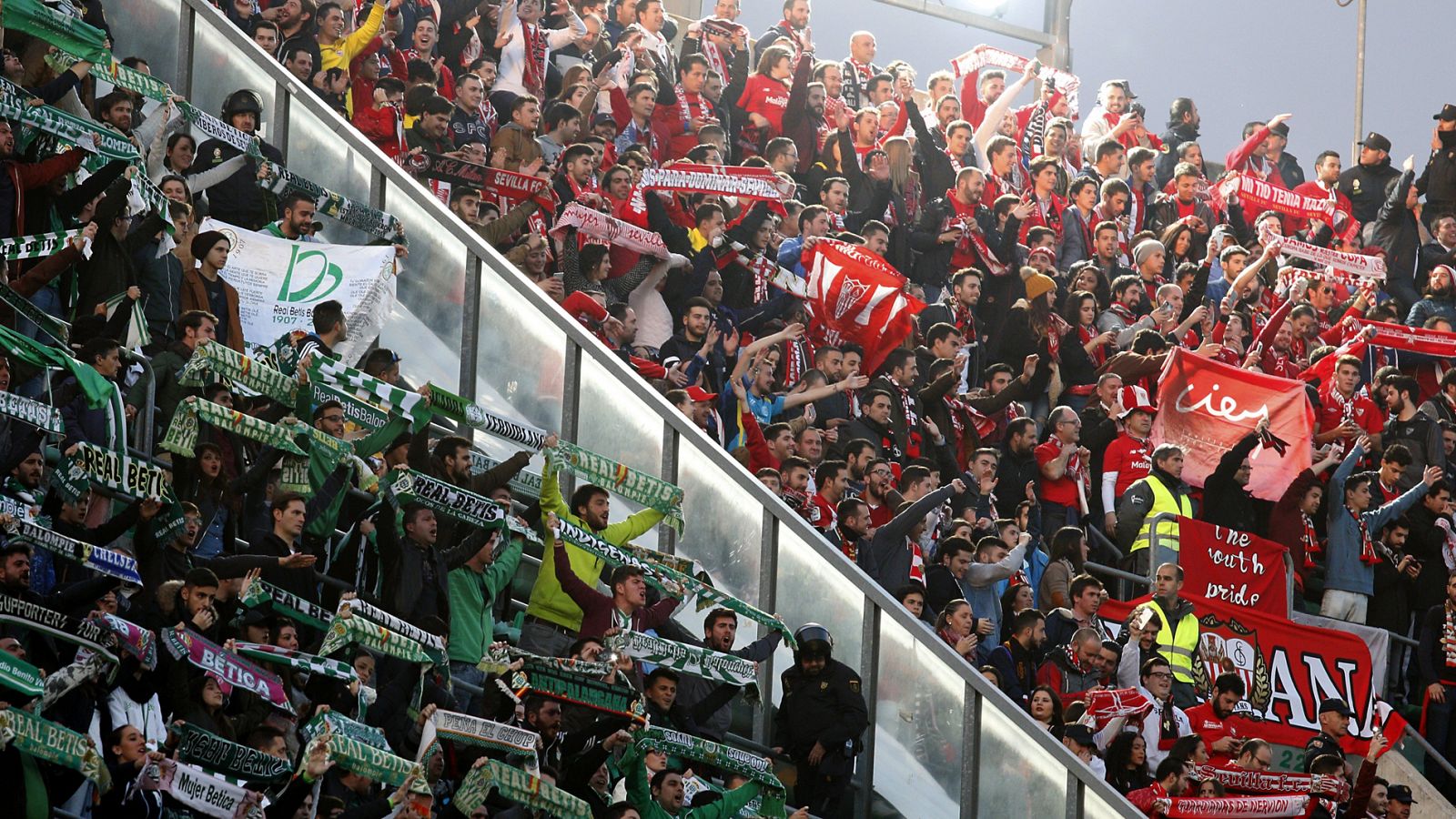 Aficionados del Betis (i) y del Sevilla, separados en el estadio Benito Villamarín en un partido del 2016