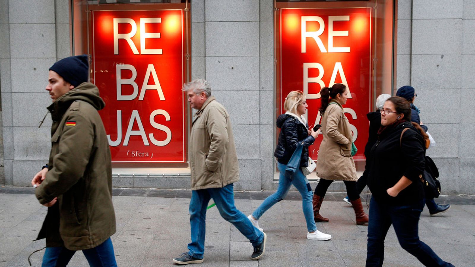 Un escaparate anuncia rebajas en una calle de Madrid