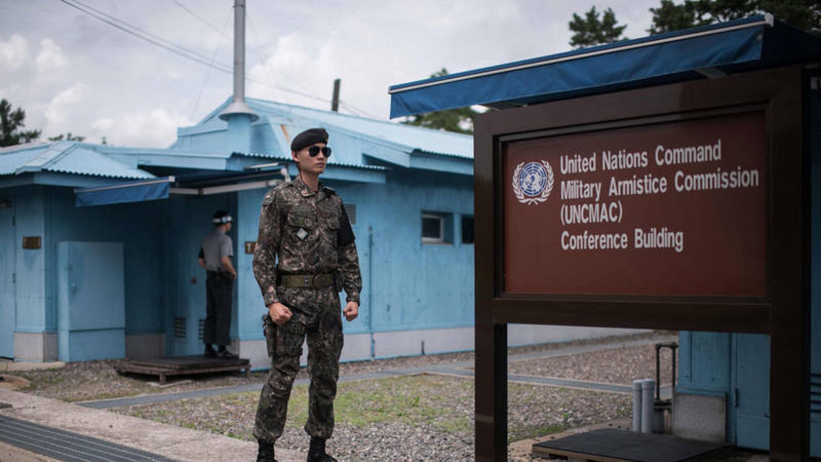 Imagen de agosto de 2017 en la que se ve a un soldado surcoreano montando guardia fuera de un pabellón que abarca la línea de demarcación militar en la aldea desmilitarizada de Panmunjom entre Corea del Norte y Corea del Sur.