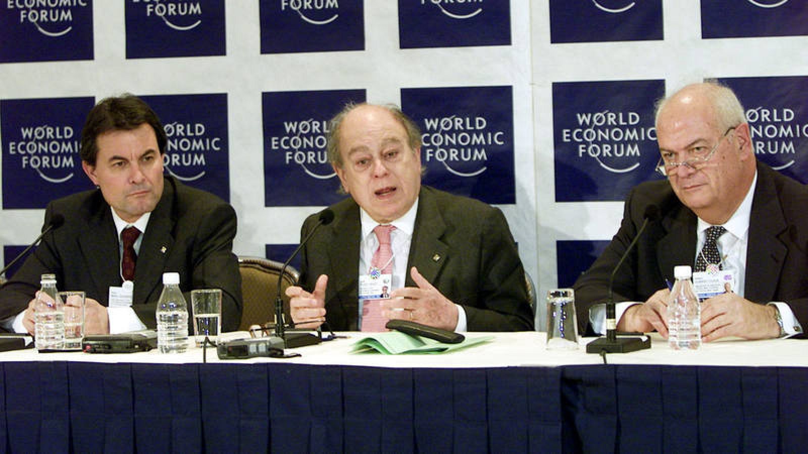 Imagen de febrero de 2002 en la que se ve a Antoni Subirá (d) junto a Jordi Pujol (c) y Artur Mas (i) durante la rueda de prensa celebrada durante el transcurso del Foro Económico Mundial en Nueva York. 