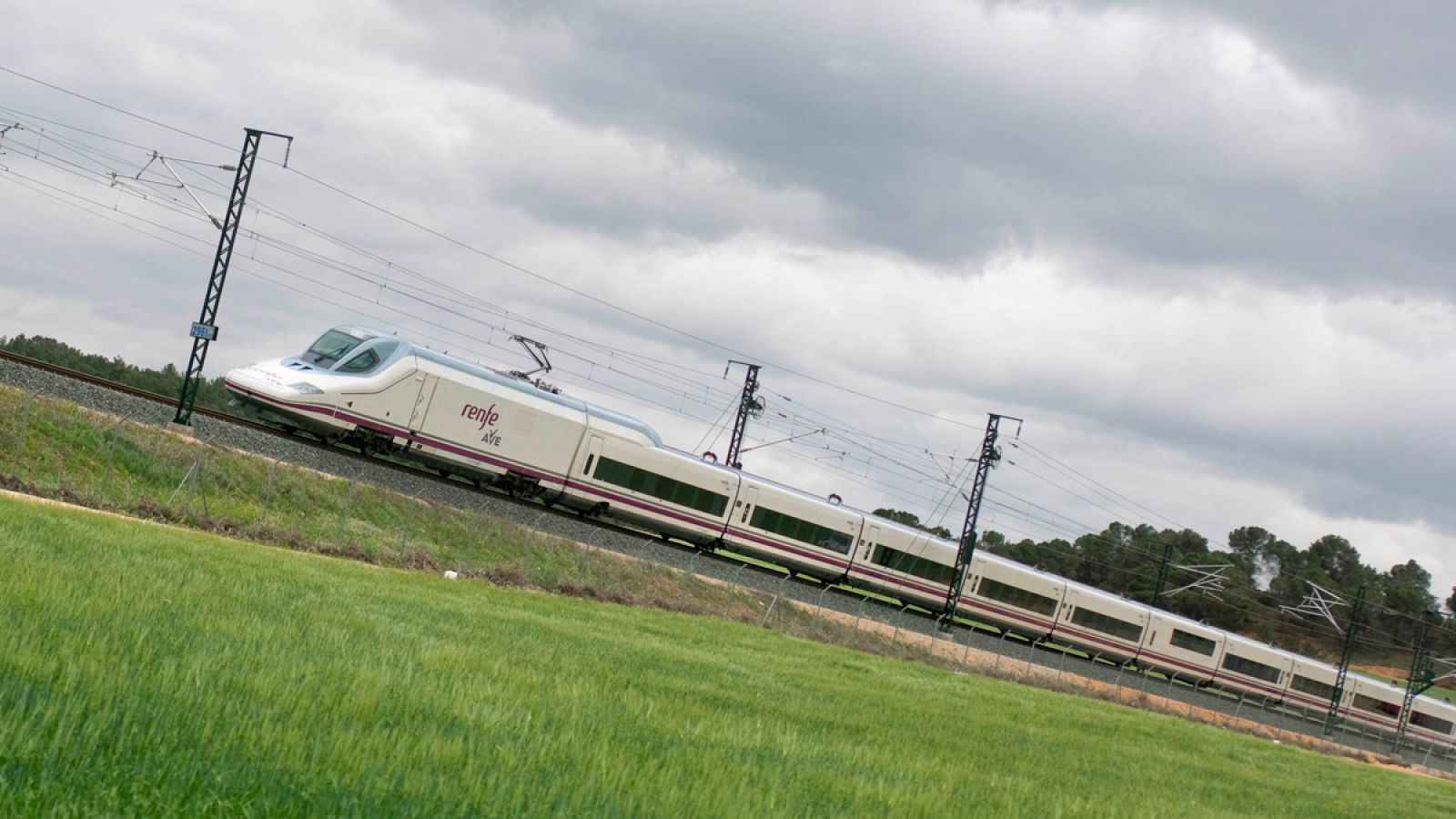 Imagen de archivo del tren Ave de Renfe circulando.