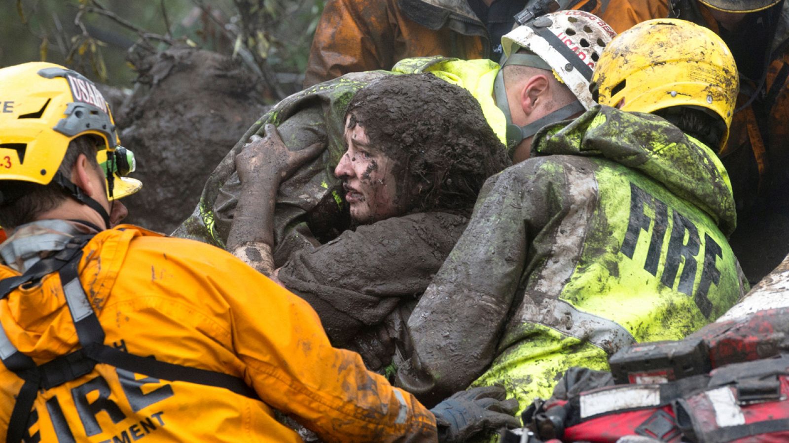 Los servicios de emergencia rescatan a una mujer atrapada en el lodo en Montecito