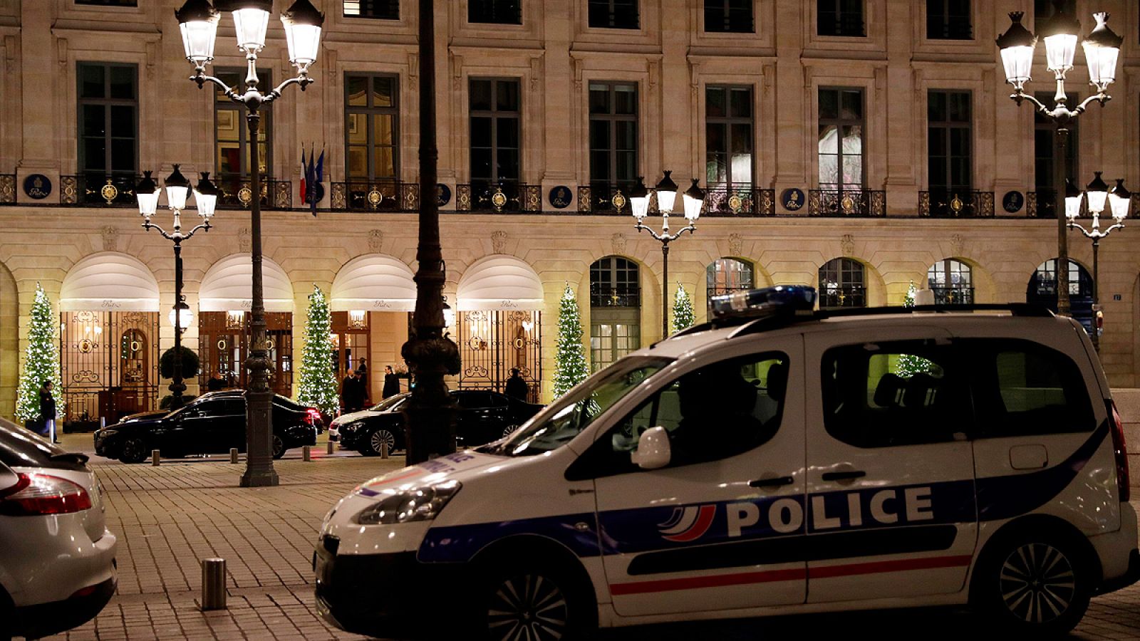 Un coche de policía aparcado ante el hotel Ritz en París