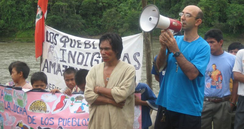 David Martínez de Aguirre durante una protesta de las comunidades nativas