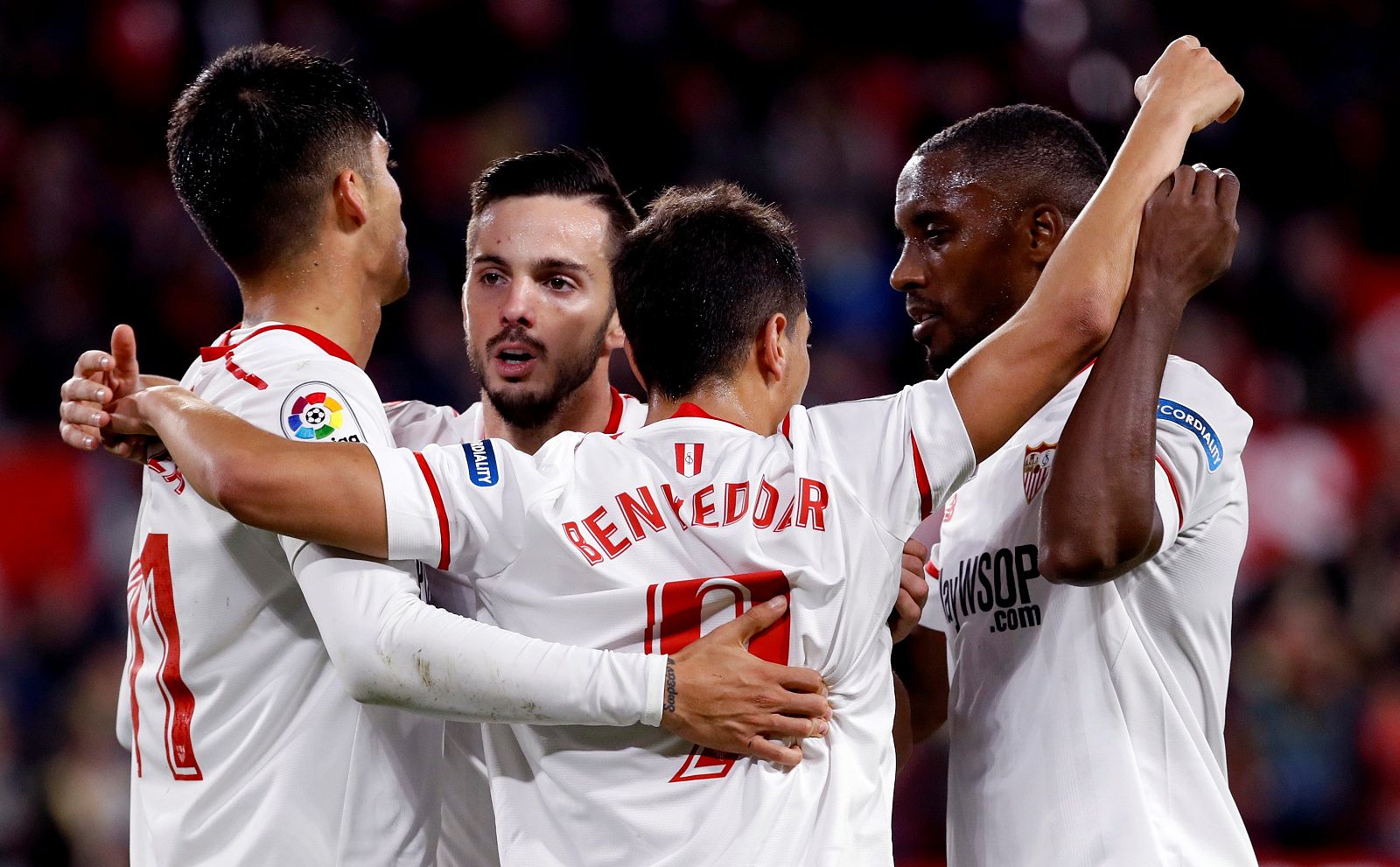 Ben Yedder es felicitado tras marcar el primer gol al Cádiz.