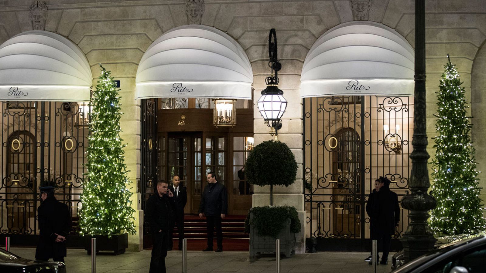 Un hombre usa su teléfono frente a la entrada principal del Hotel Ritz tras robo el miércoles 10 de enero de 2018 en París (Francia).