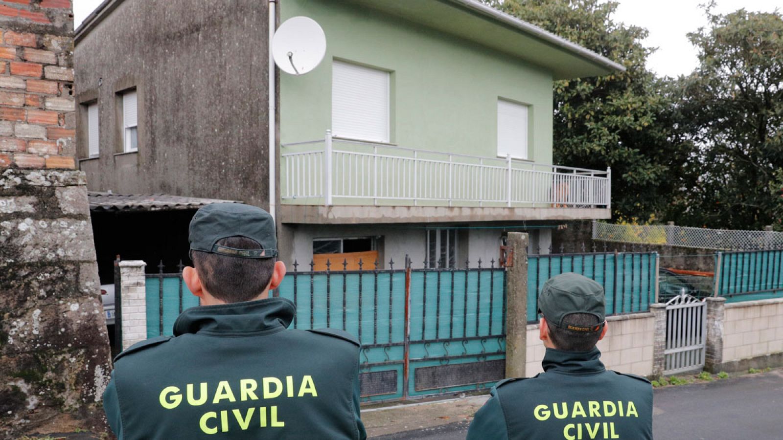 Agentes de la Guardia Civil frente a la casa donde vive junto a su esposa el detenido por el asesinato de Diana Quer en Rianxo (A Coruña)