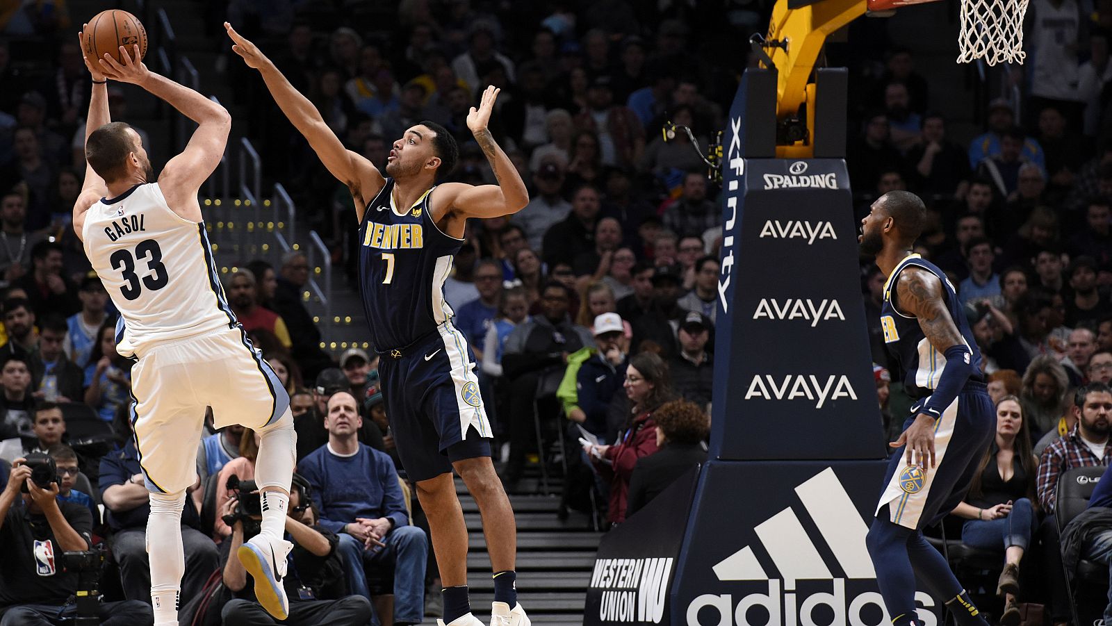 Marc Gasol lanza un tiro en el partido contra Denver.