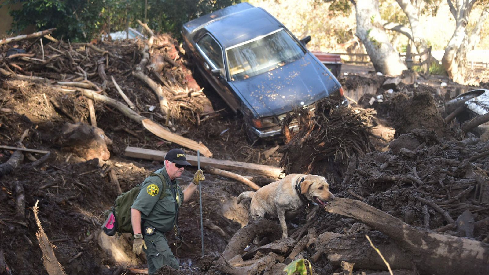 Un operario busca supervivientes en una vivienda de Montecito