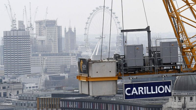 Una grúa del gigante Carillion situada en el centro de Londres, muy cerca de la noria London Eye y el Parlamento británico
