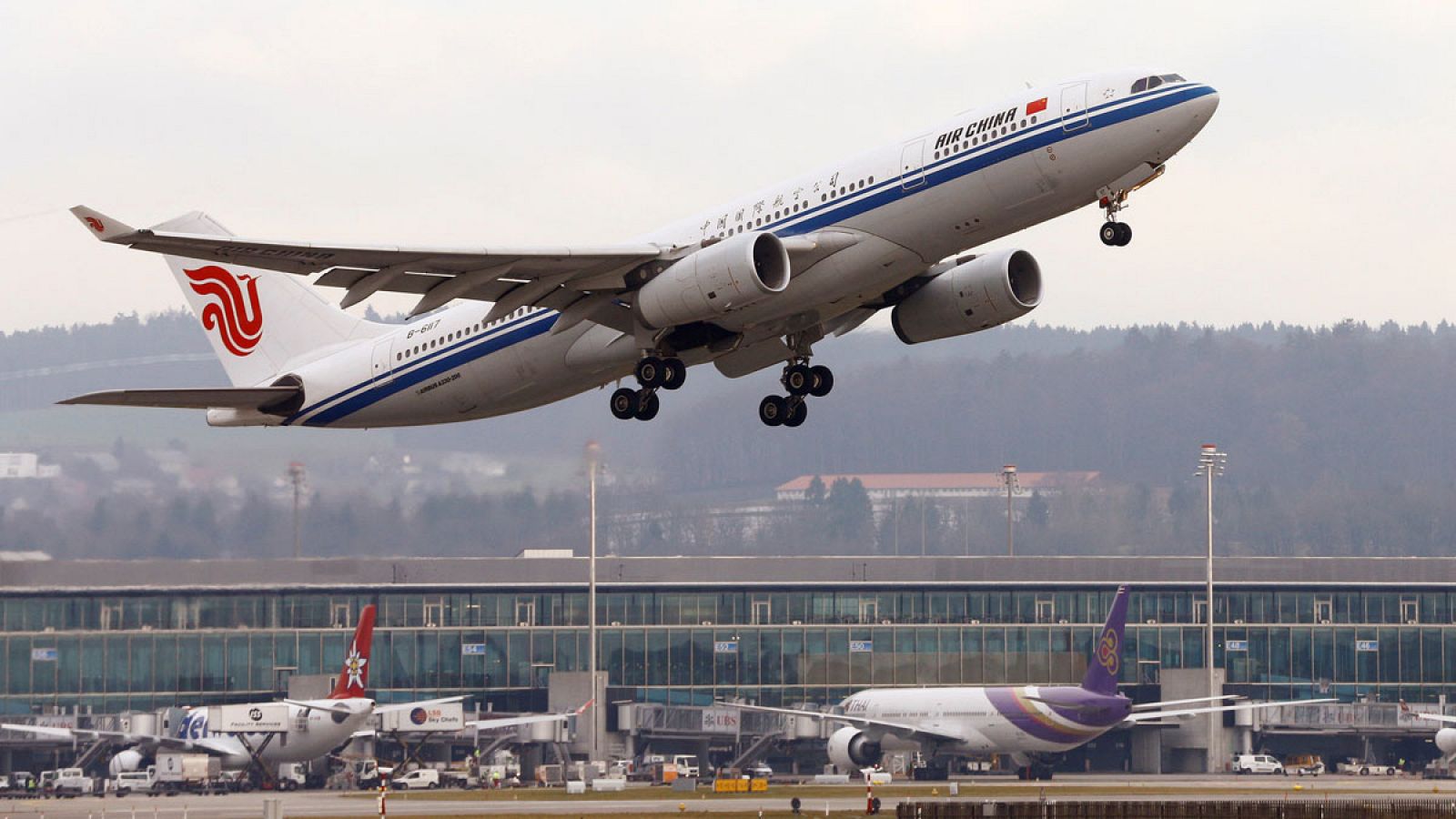 Un Airbus A 330-243 de Air China despega del aeropuerto de Zúrich