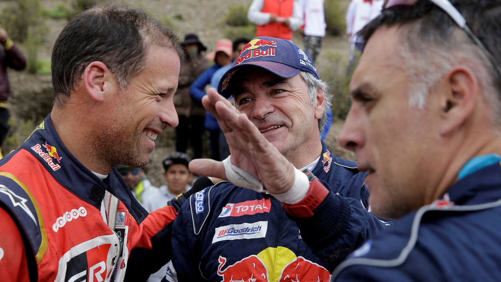 Carlos Sainz conversa con su copiloto Lucas Cruz tras una etapa del Dakar.