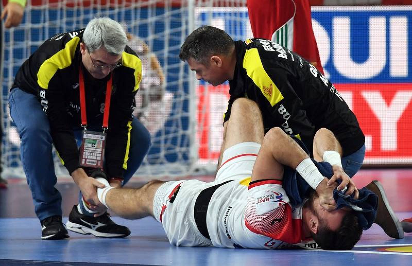 Guardiola es asistido tras torcerse el tobillo durante el partido ante Hungría