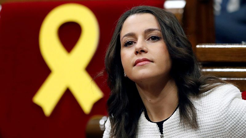La líder catalana de C's, Inés Arrimadas, sentada en su escaño, durante el pleno de constitución de la XII Legislatura.