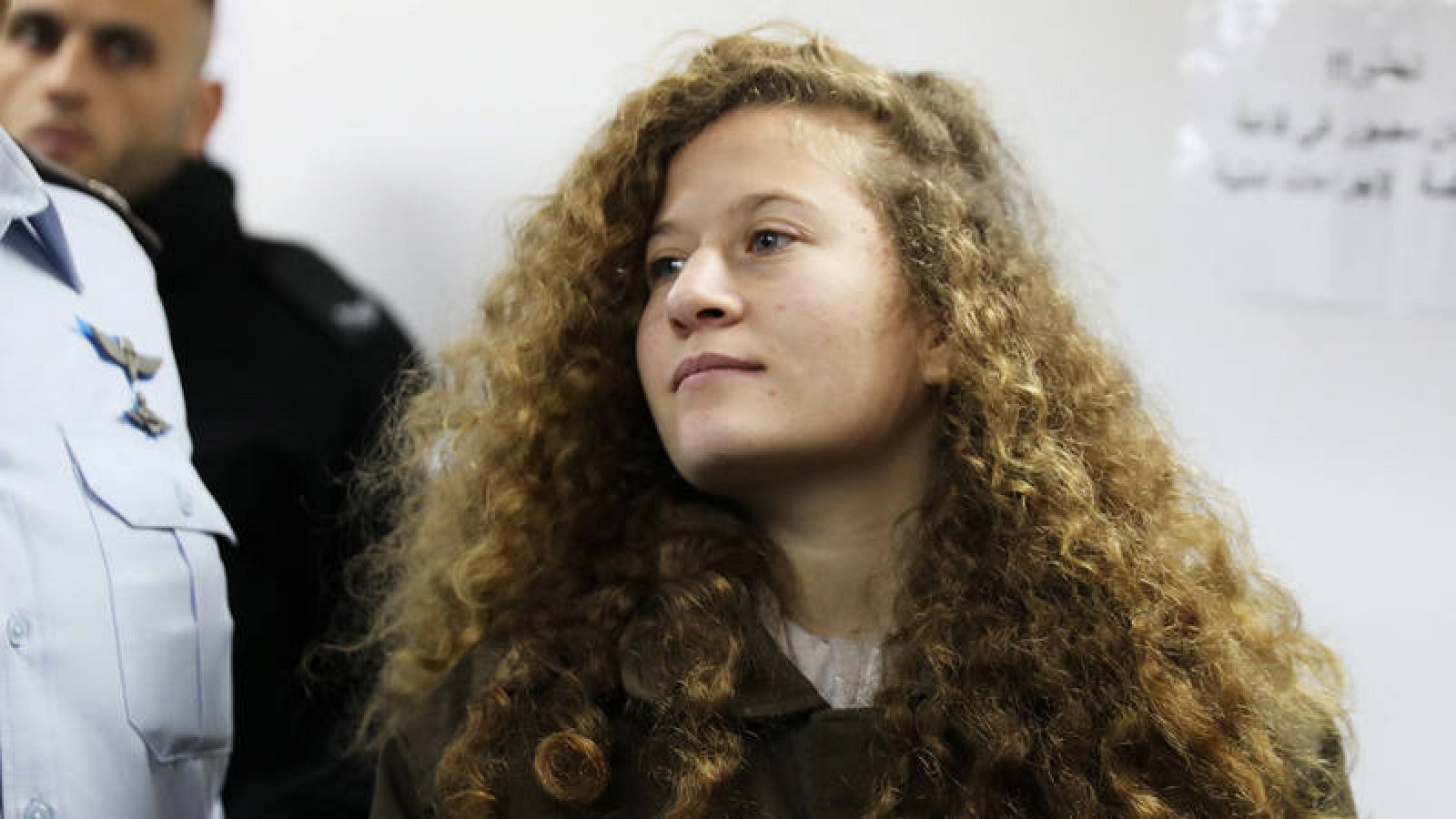 Ahed Tamimi entra en un tribunal militar en la Prisión de Ofer, cerca de la ciudad cisjordana de Ramallah  