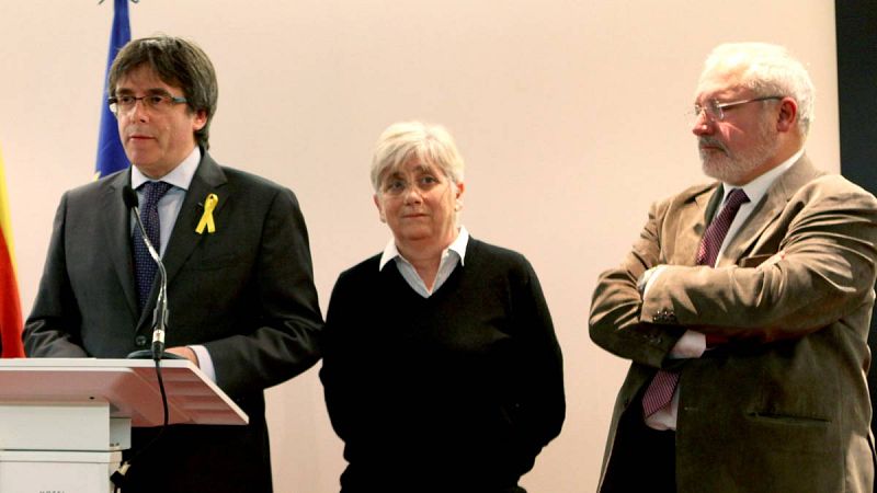 Puigdemont, acompañado de Clara Ponsatí y Lluis Puig en Bruselas.