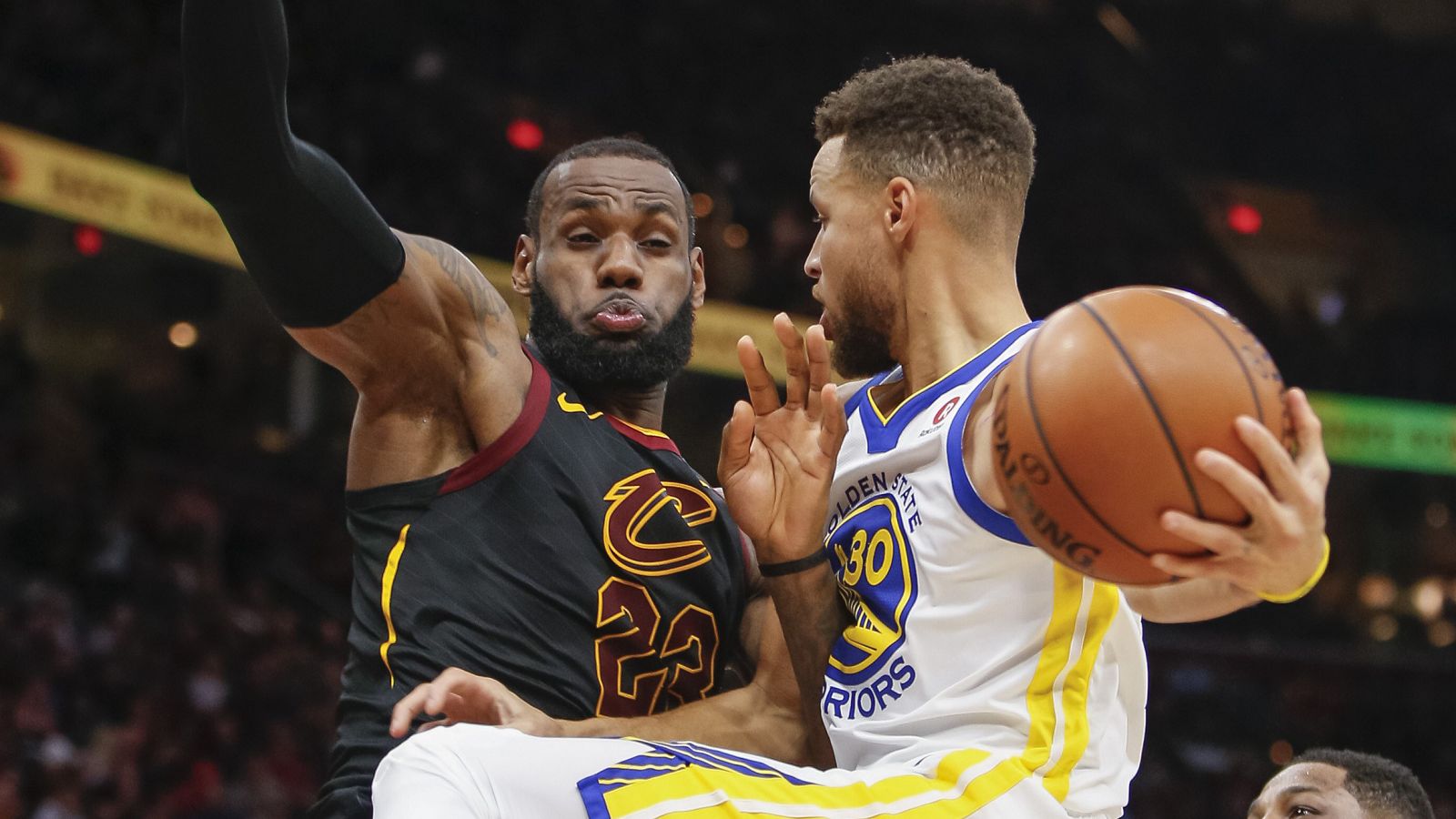 LeBron James (i) y Stephen Curry (d) en un partido entre Cleveland y Golden State.