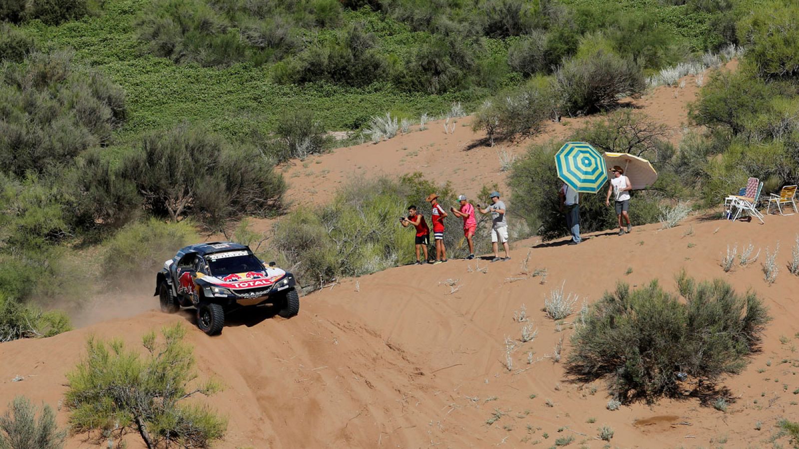 Carlos Sainz y su copiloto Lucas Cruz conducIendo su Peugeot durante la decimotercera y penúltima etapa del Dakar 2018.