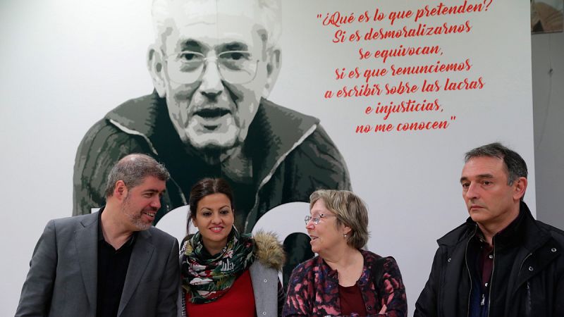 El secretario general de CCOO, Unai Sordo, la responsable de Acción Política y Relaciones Políticas de IU, Sira Rego, Yenia Camacho, hija de Marcelino Camacho, y el portavoz de Relaciones Institucionales de IU, Enrique Santiago
