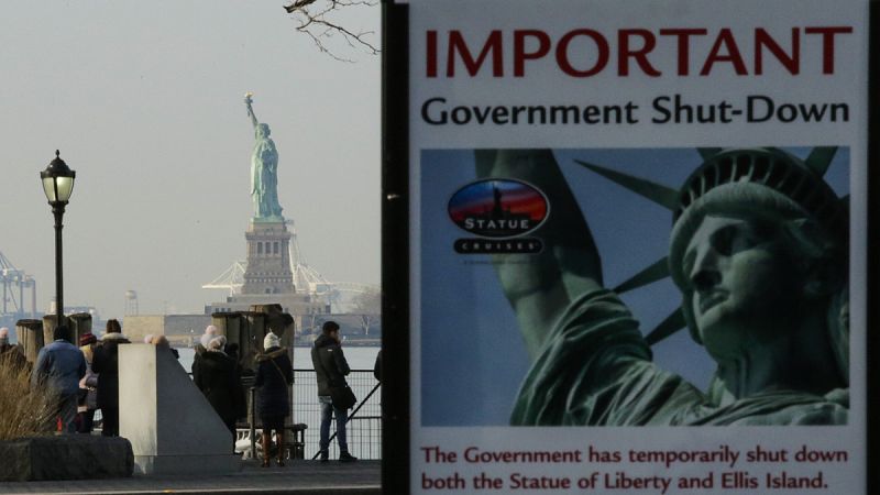 Un cartel anuncia el cierre de la Estatua de la Libertad