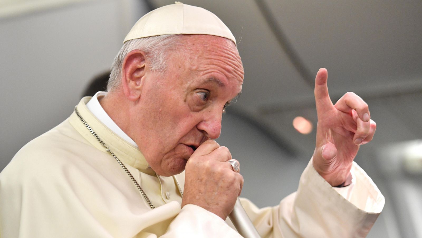 El papa Francisco fotografiado en el vuelo de regreso a Roma desde Perú