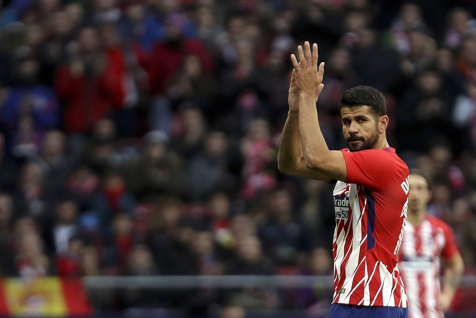 El delantero del Atlético de Madrid Diego Costa abandona el partido frente al Girona en Liga.