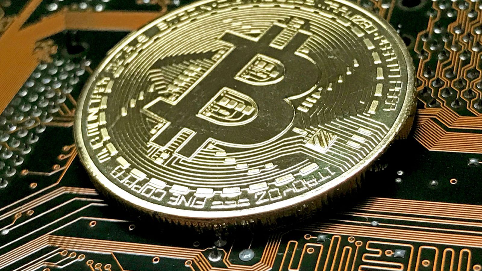 Vista de una moneda simbólica de bitcoin