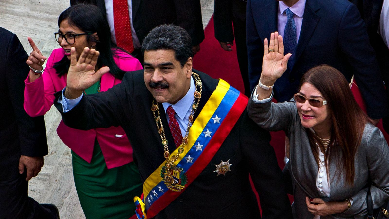 El presidente de Venezuela, Nicolás maduro, llega a una sesión de la Asamblea Consittuyente flanqueado por la presidenta de la cámara, Delcy Rodríguez, y su esposa, Cilia Flores