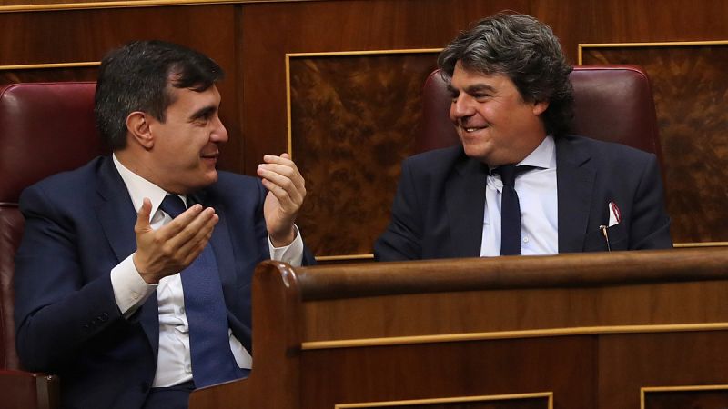 José Luis Ayllón, en el Congreso junto al exjefe de gabinete de Presidencia del Gobierno, Jorge Moragas