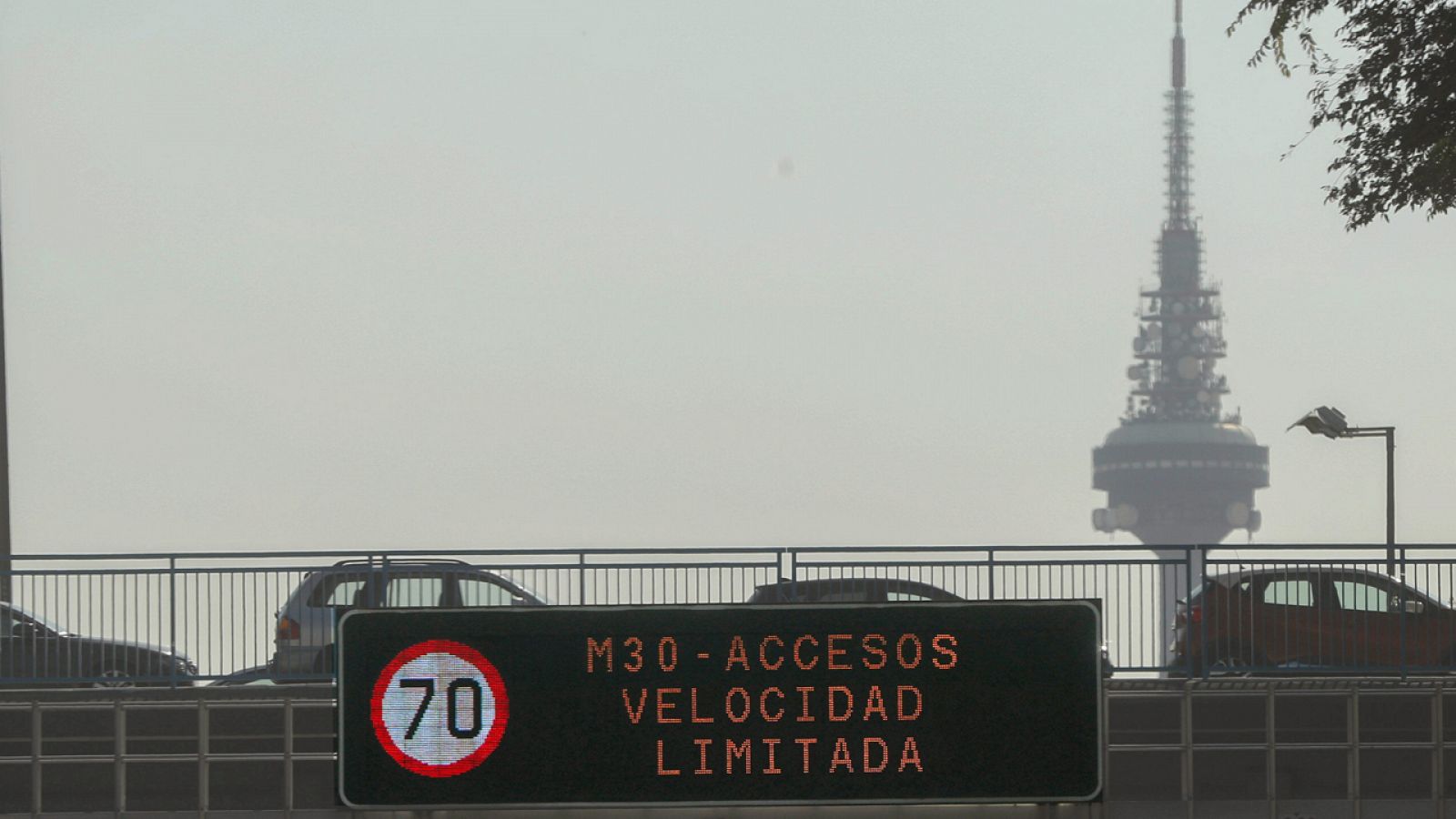 Fotografía de archivo de la M-30 con el límite por alta contaminación