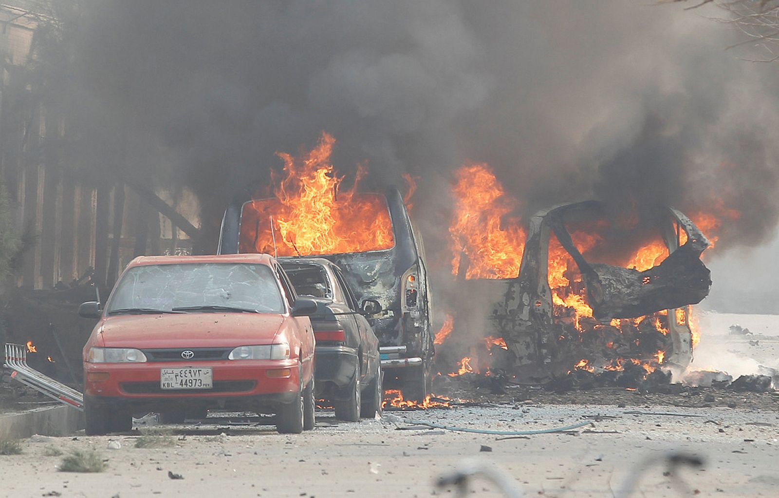 Varios vehículos arden tras la explosión en Jalalabad, Afganistán