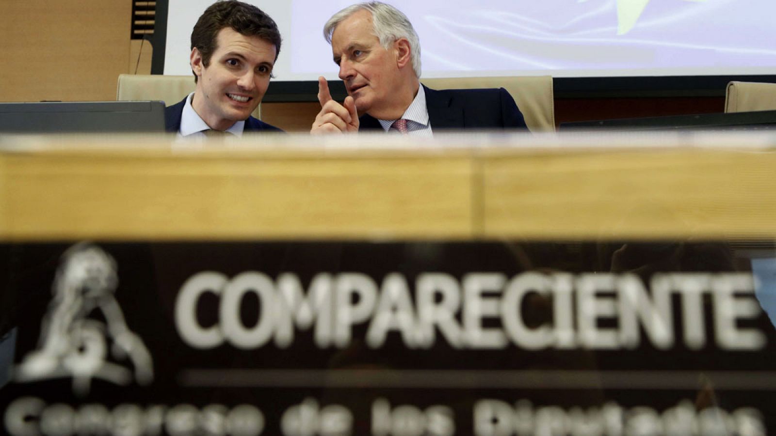 El jefe del equipo de negociación europeo del Brexit, Michel Barnier, junto al vicesecretario de Comunicación del PP