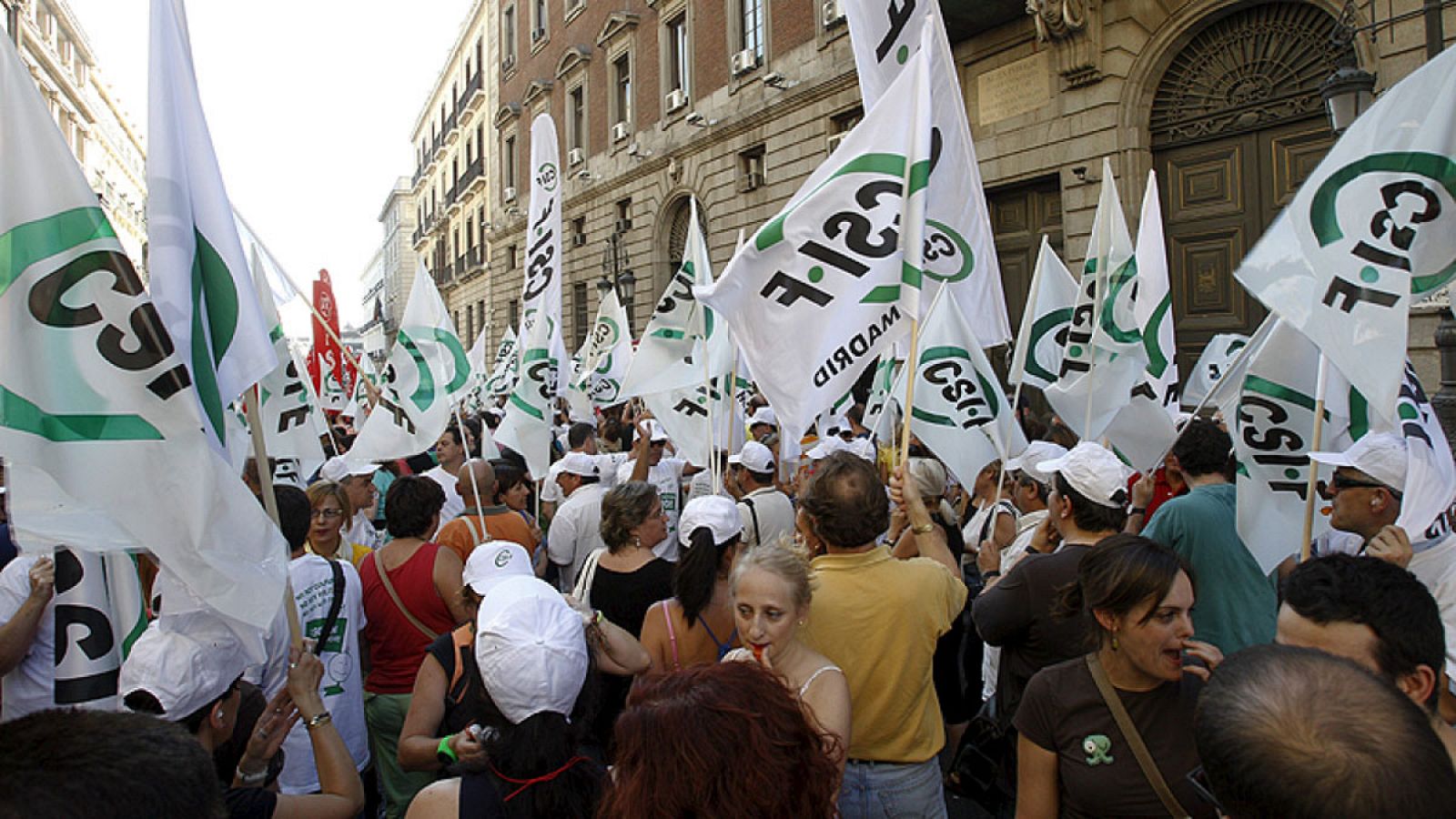 Concentración de funcionarios y empleados públicos frente al Ministerio de Hacienda en Madrid