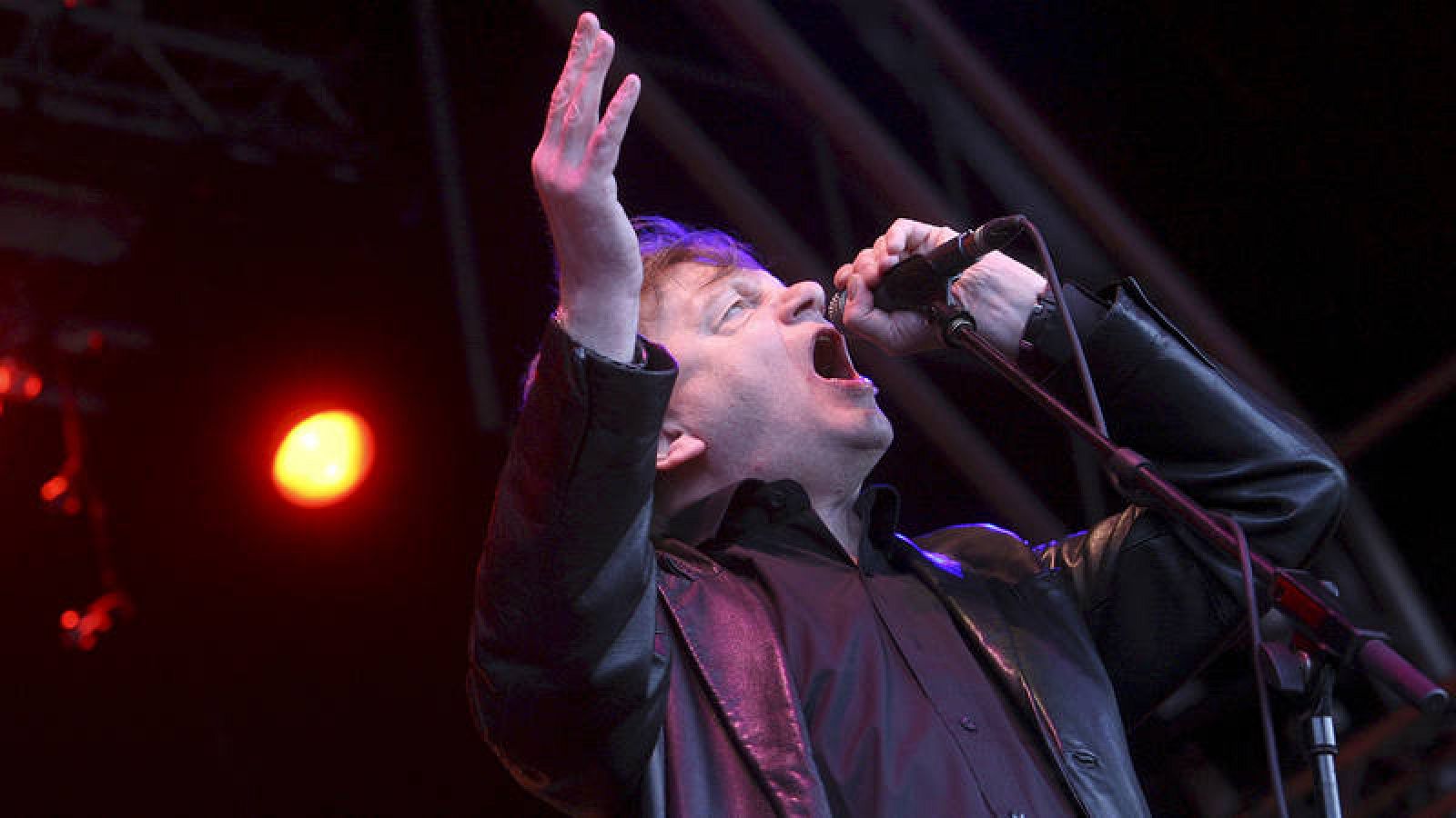 Fotografía de Mark E. Smith en un concierto en Barcelona en 2010