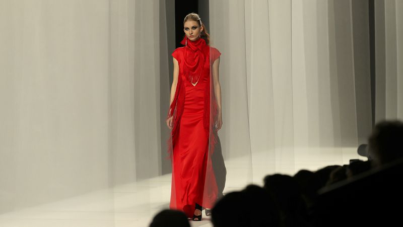 La intensidad del color y los flecos marcan la propuesta guerrera de Alvarno.