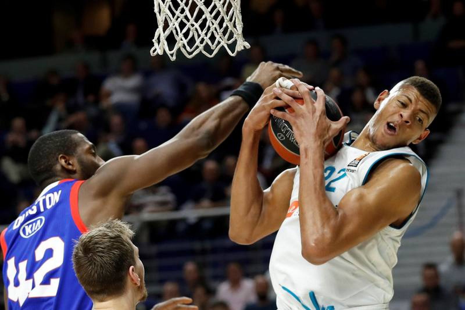 El pívot caboverdiano del Real Madrid Walter Tavares (d) lucha el balón con el pívot estadounidense Bryant Dunston, de Anadolu Efes.