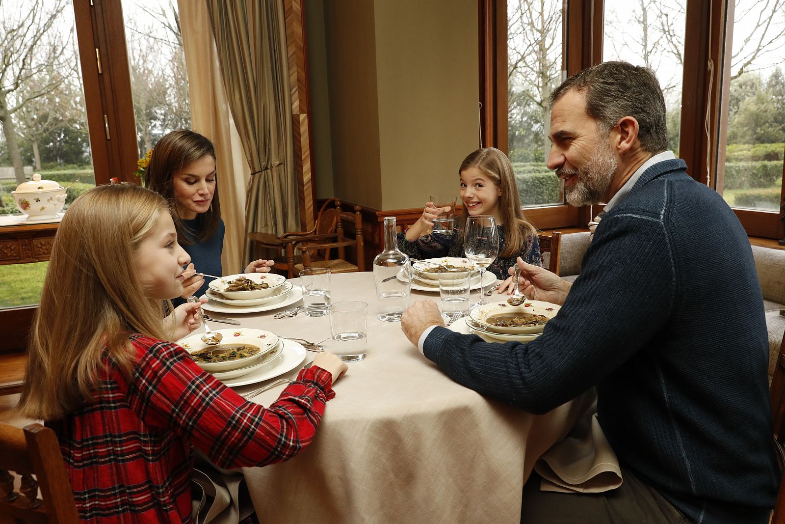 Los reyes y sus hijas comiendo un potaje de verduras que les ha servido doña Letizia. Cabe destacar que la princesa Leonor coge la cuchara con la mano izquierda