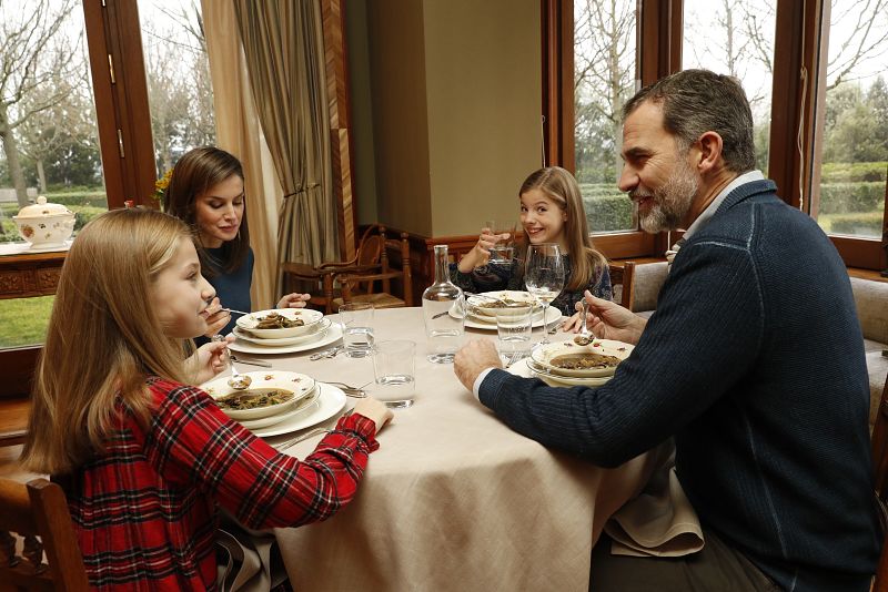 Los reyes y sus hijas comiendo un potaje de verduras que les ha servido doña Letizia. Cabe destacar que la princesa Leonor coge la cuchara con la mano izquierda