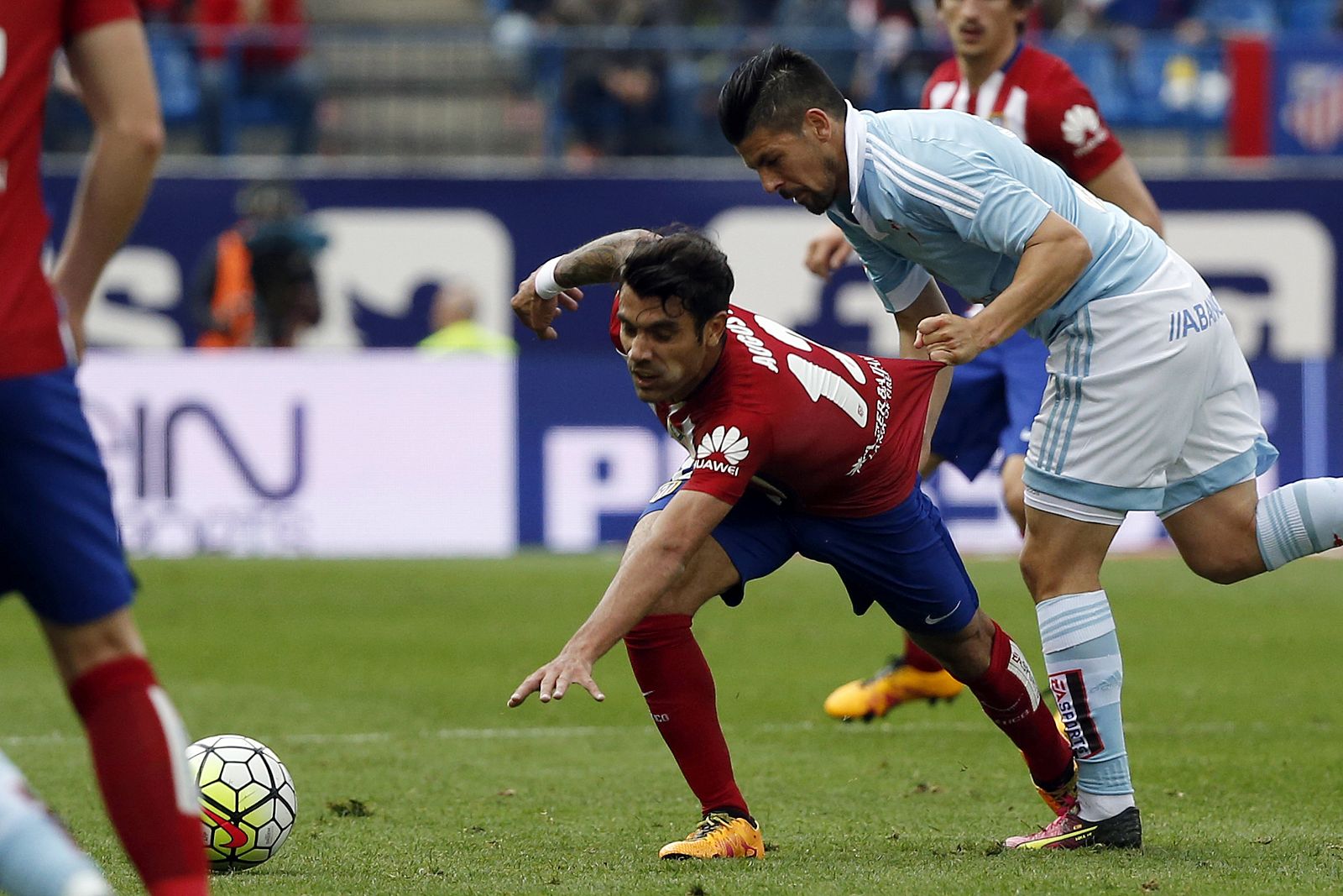 Augusto Fernández (c) en un partido del Atlético ante el Celta