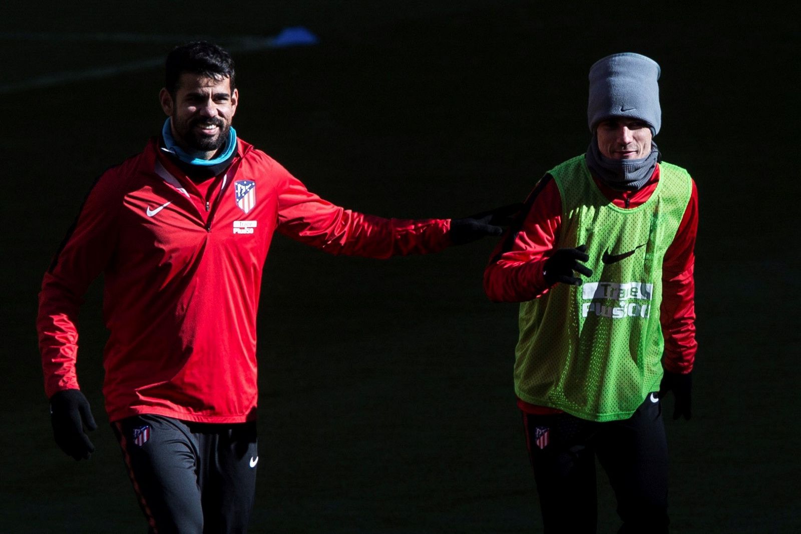 Costa (i) y Griezmann entrenan con el Atlético