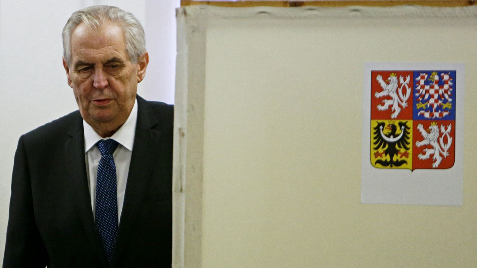 El actual presidente de la República Checa, Milos Zeman, acude a votar