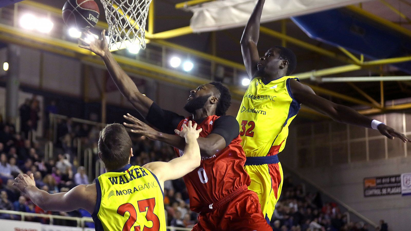 El pivot del Montakit Fuenlabrada, Gabe Olaseni (c), entra a canasta ante Landing Sané, del Morabanc Andorra.