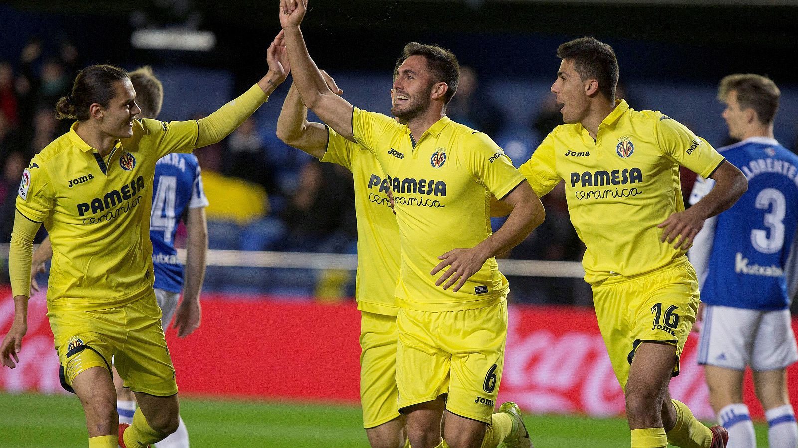 Los jugadores del Villarreal celebran uno de los goles ante la Real Sociedad.