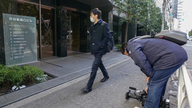 Un ciudadano camina en la sede de Coincheck en Tokio