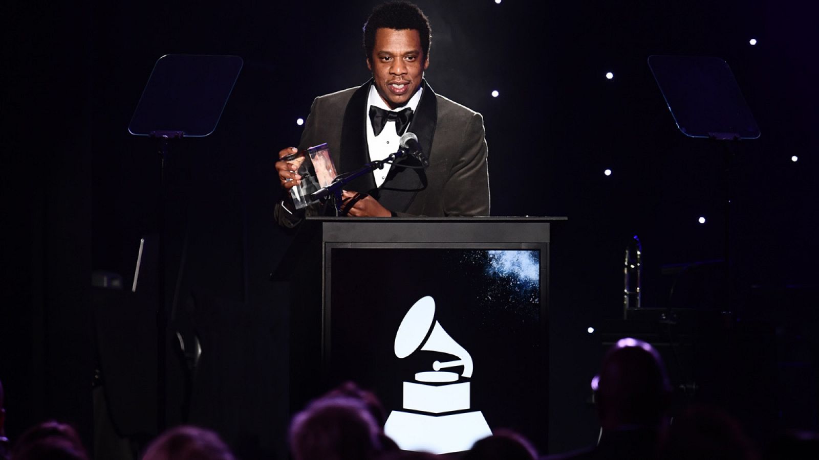 Jay-Z recibe el Icon durante la tradicional fiesta de Clive Davis en la víspera de los Premios Grammy