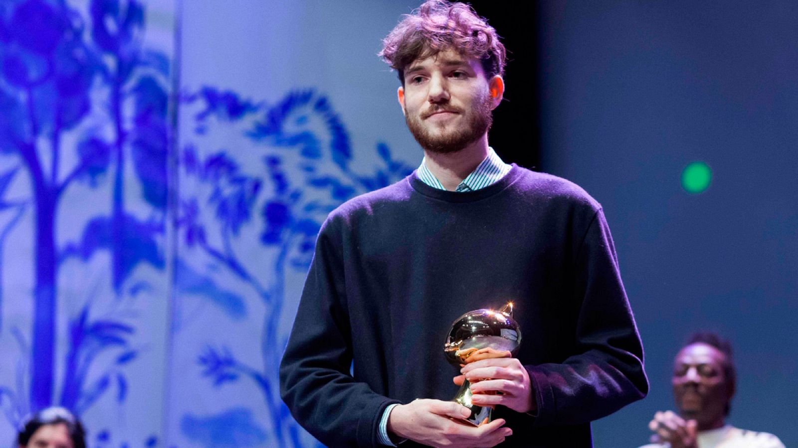 Jeremie Moreau recogiendo el premio Fauve d'Or