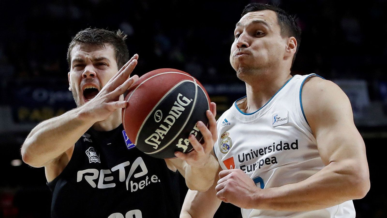 El alero serbio del Bilbao Basket Dejan Todorovic con el balón ante el alero lituano del Real Madrid Jonas Maciulis.