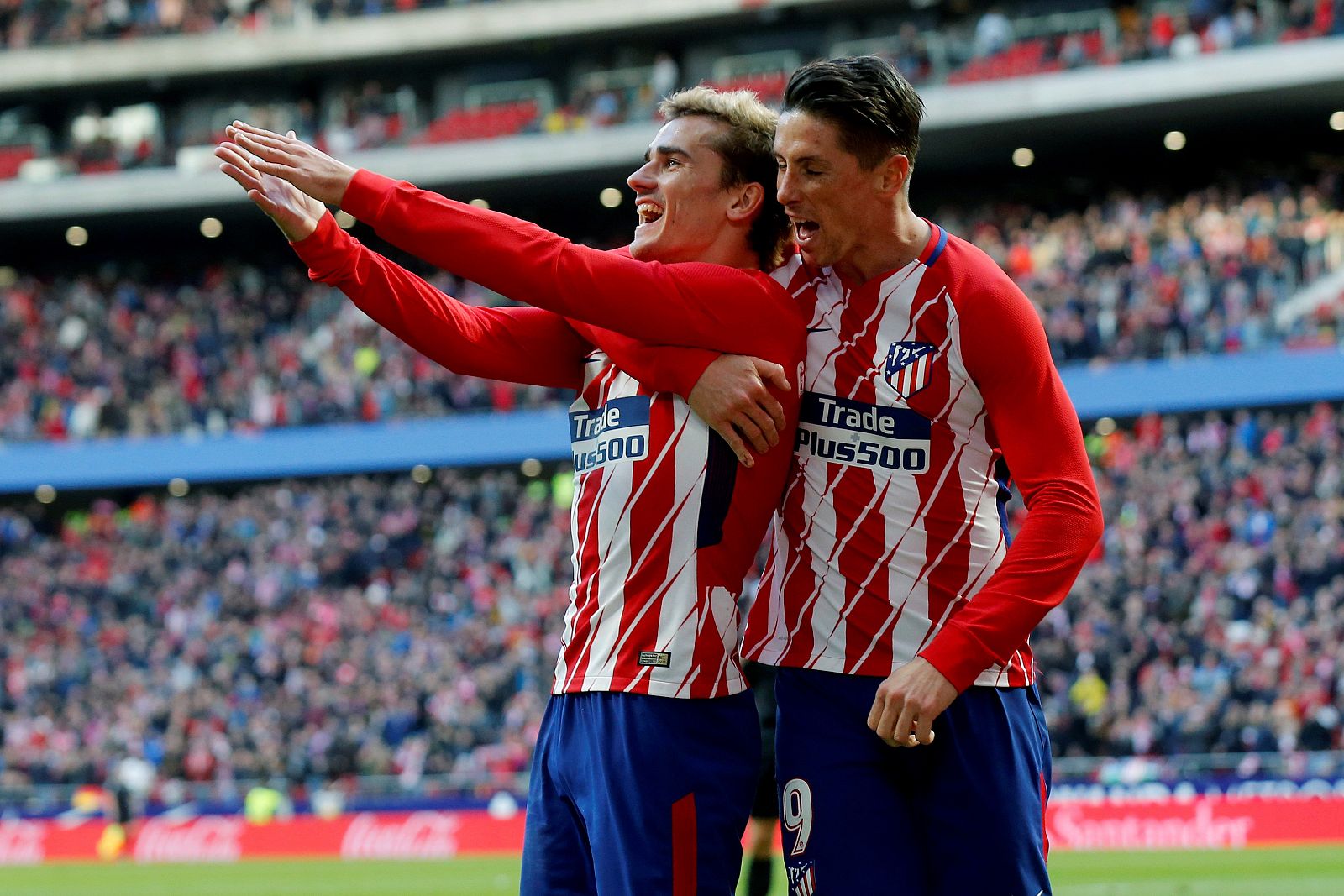 Los delanteros del Atlético de Madrid Fernando Torres (d), y el francés Antoine Griezmann, festejan el primer gol