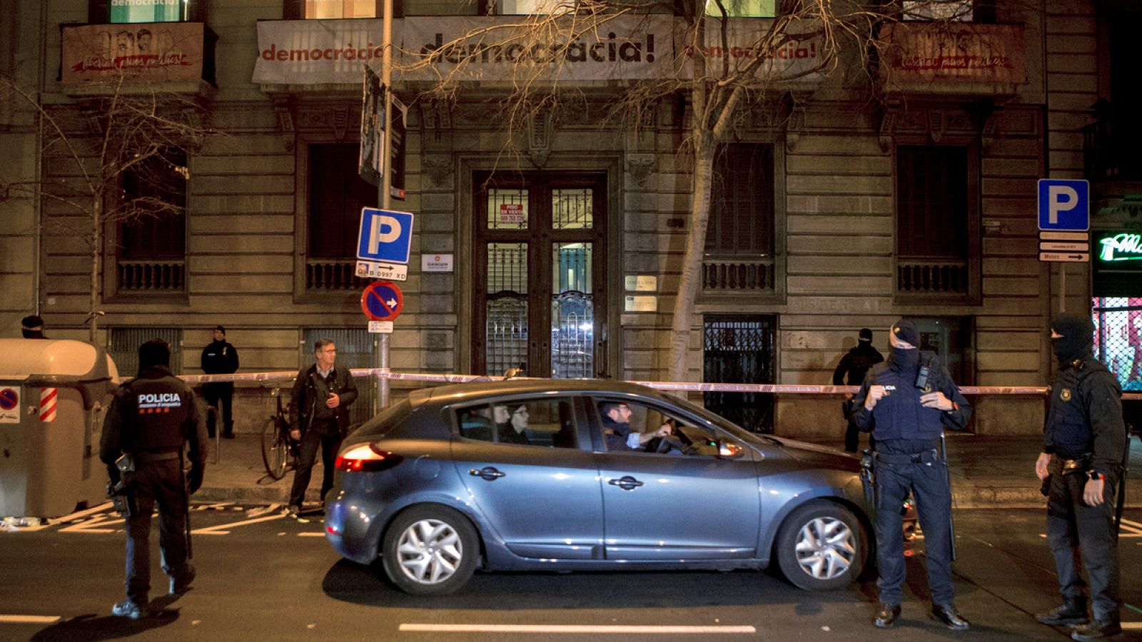 La Guardia Civil abandona en coche la sede Omnium Cultural en Barcelona tras el registro efectuado
