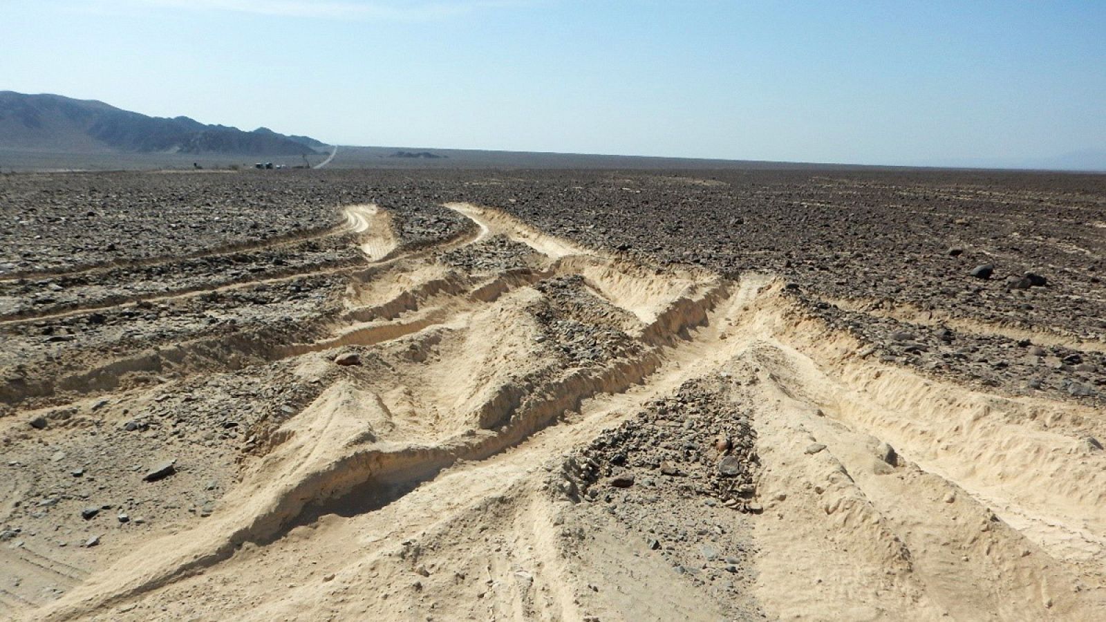 Imagen del rastro profundo dejado por el camión en la llanura de Nazca.